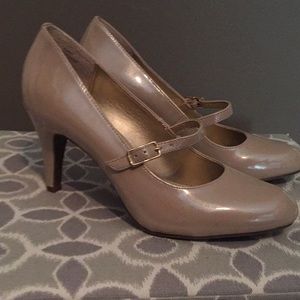 *Brand New* Kelly & Katie Cream Patent MJs